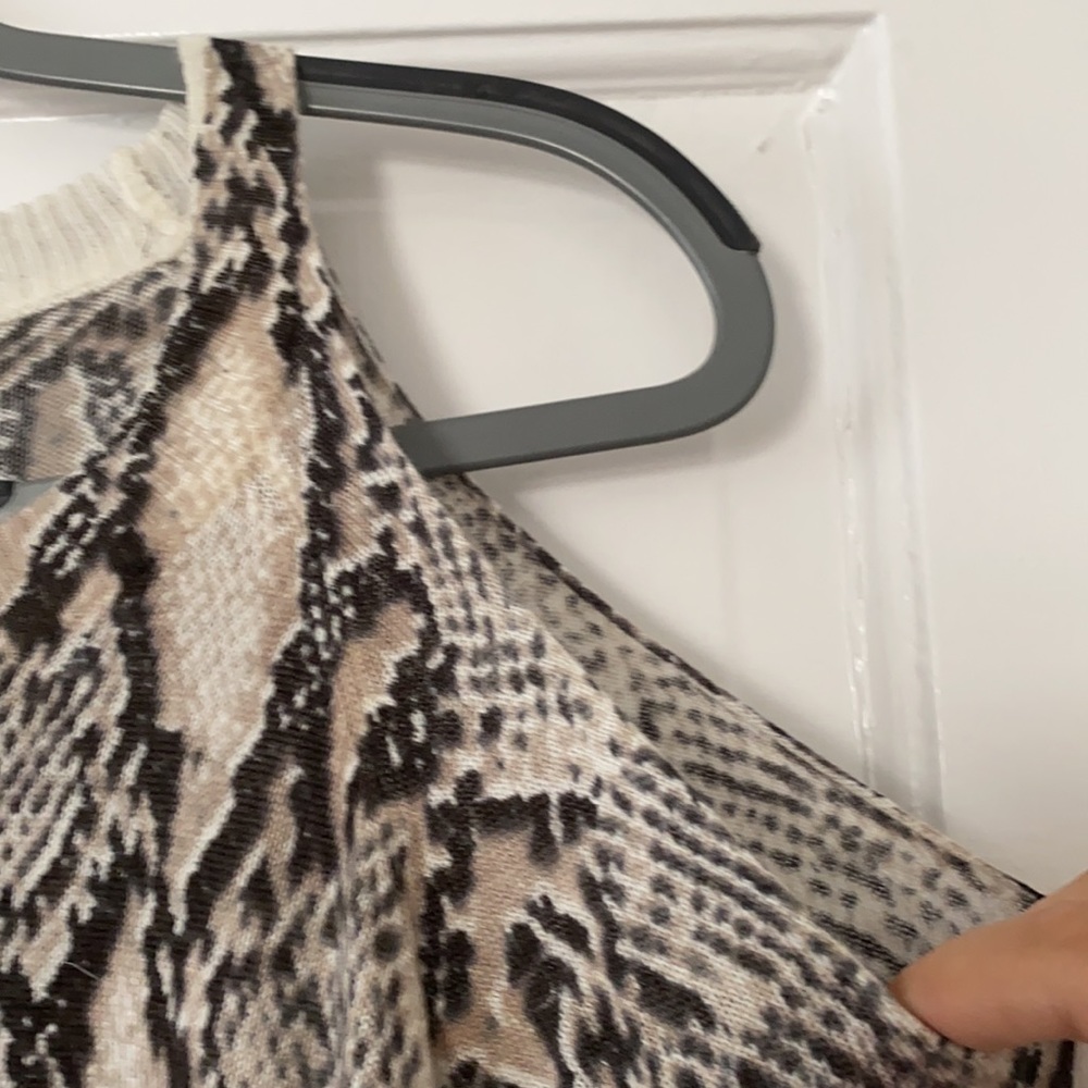 Cold shoulder snake skin sweater - Picture 2 of 3